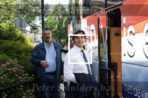 Hilversum Barneveld 13 juni 2020
Thierry Baudet gaat het land in om de krantjes van Forum voor democratie uit te delen. Zijn vriendin Davide legt alles vast met haar camera.