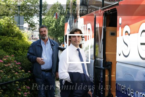 Hilversum Barneveld 13 juni 2020
Thierry Baudet gaat het land in om de krantjes van Forum voor democratie uit te delen. Zijn vriendin Davide legt alles vast met haar camera.