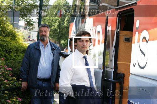 Hilversum Barneveld 13 juni 2020
Thierry Baudet gaat het land in om de krantjes van Forum voor democratie uit te delen. Zijn vriendin Davide legt alles vast met haar camera.