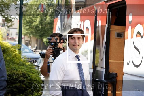 Hilversum Barneveld 13 juni 2020
Thierry Baudet gaat het land in om de krantjes van Forum voor democratie uit te delen. Zijn vriendin Davide legt alles vast met haar camera.