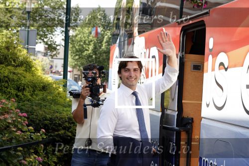 Hilversum Barneveld 13 juni 2020
Thierry Baudet gaat het land in om de krantjes van Forum voor democratie uit te delen. Zijn vriendin Davide legt alles vast met haar camera.