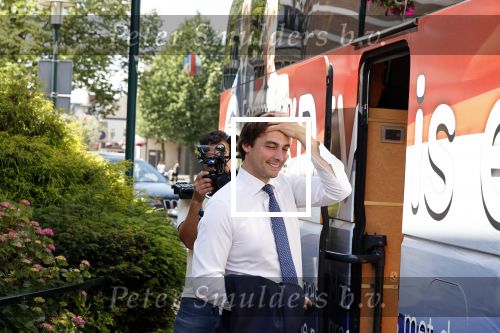 Hilversum Barneveld 13 juni 2020
Thierry Baudet gaat het land in om de krantjes van Forum voor democratie uit te delen. Zijn vriendin Davide legt alles vast met haar camera.