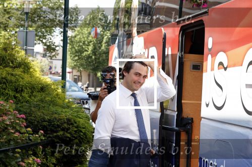 Hilversum Barneveld 13 juni 2020
Thierry Baudet gaat het land in om de krantjes van Forum voor democratie uit te delen. Zijn vriendin Davide legt alles vast met haar camera.