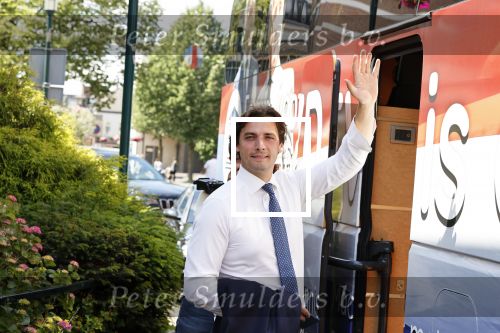 Hilversum Barneveld 13 juni 2020
Thierry Baudet gaat het land in om de krantjes van Forum voor democratie uit te delen. Zijn vriendin Davide legt alles vast met haar camera.