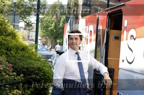 Hilversum Barneveld 13 juni 2020
Thierry Baudet gaat het land in om de krantjes van Forum voor democratie uit te delen. Zijn vriendin Davide legt alles vast met haar camera.