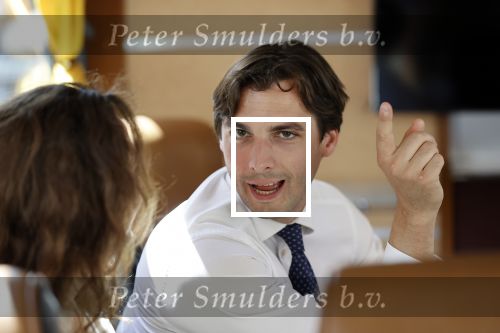 Hilversum Barneveld 13 juni 2020
Thierry Baudet gaat het land in om de krantjes van Forum voor democratie uit te delen. Zijn vriendin Davide legt alles vast met haar camera.