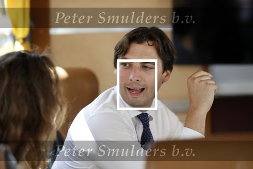 Hilversum Barneveld 13 juni 2020
Thierry Baudet gaat het land in om de krantjes van Forum voor democratie uit te delen. Zijn vriendin Davide legt alles vast met haar camera.