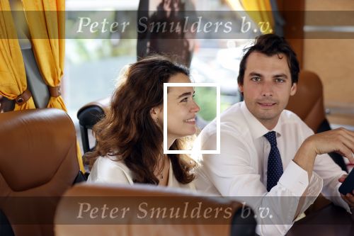 Hilversum Barneveld 13 juni 2020
Thierry Baudet gaat het land in om de krantjes van Forum voor democratie uit te delen. Zijn vriendin Davide legt alles vast met haar camera.