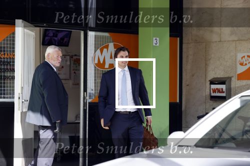 Hilversum Barneveld 13 juni 2020
Thierry Baudet gaat het land in om de krantjes van Forum voor democratie uit te delen. Zijn vriendin Davide legt alles vast met haar camera.