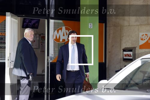 Hilversum Barneveld 13 juni 2020
Thierry Baudet gaat het land in om de krantjes van Forum voor democratie uit te delen. Zijn vriendin Davide legt alles vast met haar camera.