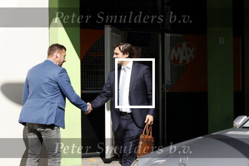 Hilversum Barneveld 13 juni 2020
Thierry Baudet gaat het land in om de krantjes van Forum voor democratie uit te delen. Zijn vriendin Davide legt alles vast met haar camera.