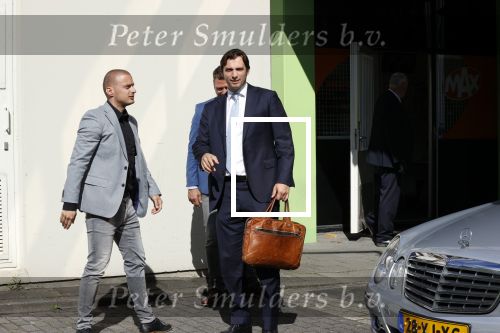 Hilversum Barneveld 13 juni 2020
Thierry Baudet gaat het land in om de krantjes van Forum voor democratie uit te delen. Zijn vriendin Davide legt alles vast met haar camera.