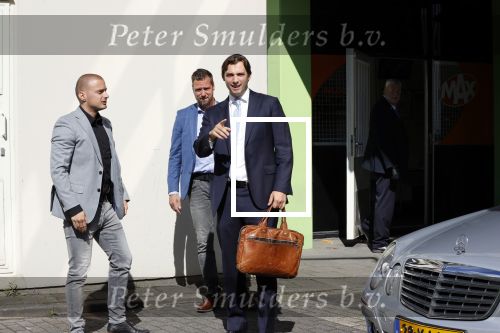 Hilversum Barneveld 13 juni 2020
Thierry Baudet gaat het land in om de krantjes van Forum voor democratie uit te delen. Zijn vriendin Davide legt alles vast met haar camera.