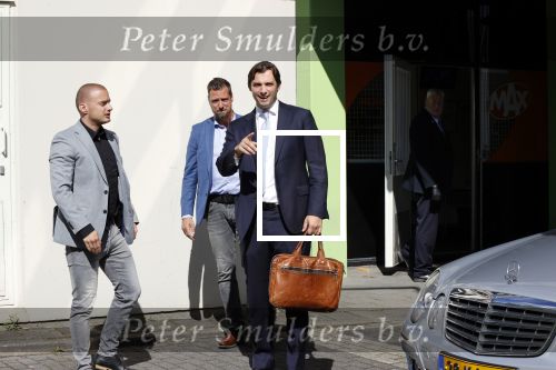 Hilversum Barneveld 13 juni 2020
Thierry Baudet gaat het land in om de krantjes van Forum voor democratie uit te delen. Zijn vriendin Davide legt alles vast met haar camera.