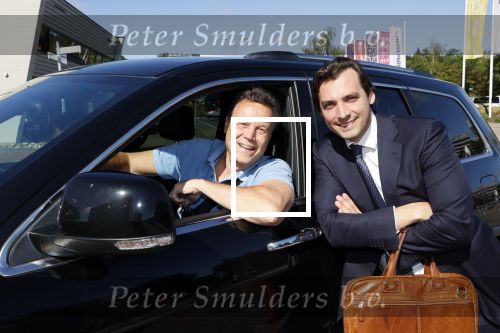 Hilversum Barneveld 13 juni 2020
Thierry Baudet gaat het land in om de krantjes van Forum voor democratie uit te delen. Zijn vriendin Davide legt alles vast met haar camera.