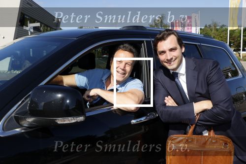 Hilversum Barneveld 13 juni 2020
Thierry Baudet gaat het land in om de krantjes van Forum voor democratie uit te delen. Zijn vriendin Davide legt alles vast met haar camera.