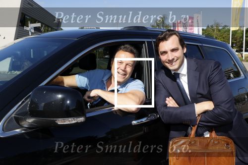 Hilversum Barneveld 13 juni 2020
Thierry Baudet gaat het land in om de krantjes van Forum voor democratie uit te delen. Zijn vriendin Davide legt alles vast met haar camera.