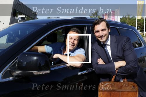 Hilversum Barneveld 13 juni 2020
Thierry Baudet gaat het land in om de krantjes van Forum voor democratie uit te delen. Zijn vriendin Davide legt alles vast met haar camera.