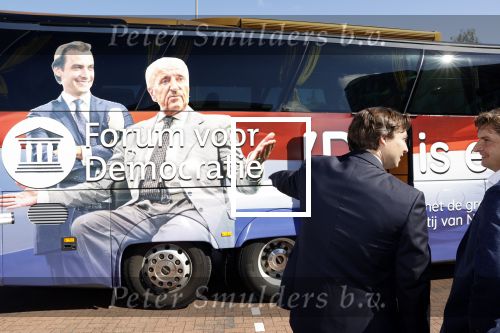 Hilversum Barneveld 13 juni 2020
Thierry Baudet gaat het land in om de krantjes van Forum voor democratie uit te delen. Zijn vriendin Davide legt alles vast met haar camera.