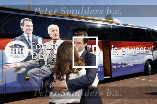 Hilversum Barneveld 13 juni 2020
Thierry Baudet gaat het land in om de krantjes van Forum voor democratie uit te delen. Zijn vriendin Davide legt alles vast met haar camera.