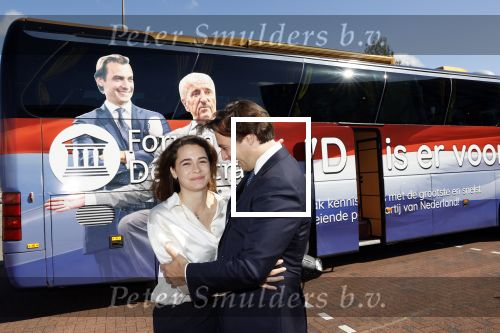 Hilversum Barneveld 13 juni 2020
Thierry Baudet gaat het land in om de krantjes van Forum voor democratie uit te delen. Zijn vriendin Davide legt alles vast met haar camera.