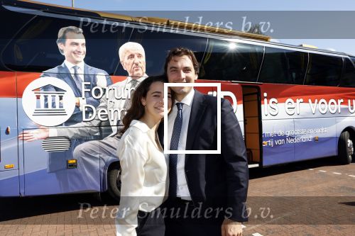 Hilversum Barneveld 13 juni 2020
Thierry Baudet gaat het land in om de krantjes van Forum voor democratie uit te delen. Zijn vriendin Davide legt alles vast met haar camera.