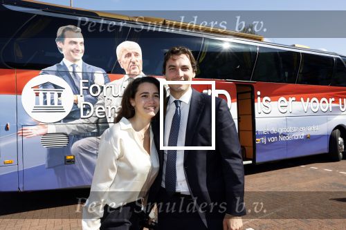 Hilversum Barneveld 13 juni 2020
Thierry Baudet gaat het land in om de krantjes van Forum voor democratie uit te delen. Zijn vriendin Davide legt alles vast met haar camera.