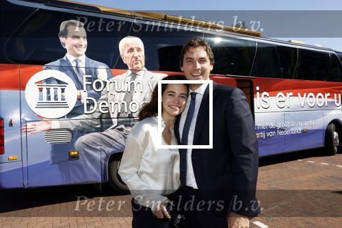 Hilversum Barneveld 13 juni 2020
Thierry Baudet gaat het land in om de krantjes van Forum voor democratie uit te delen. Zijn vriendin Davide legt alles vast met haar camera.