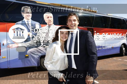 Hilversum Barneveld 13 juni 2020
Thierry Baudet gaat het land in om de krantjes van Forum voor democratie uit te delen. Zijn vriendin Davide legt alles vast met haar camera.