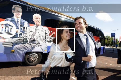 Hilversum Barneveld 13 juni 2020
Thierry Baudet gaat het land in om de krantjes van Forum voor democratie uit te delen. Zijn vriendin Davide legt alles vast met haar camera.
