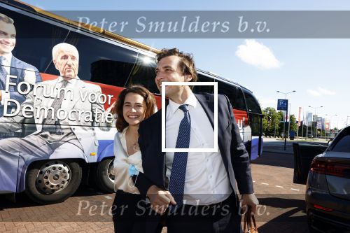 Hilversum Barneveld 13 juni 2020
Thierry Baudet gaat het land in om de krantjes van Forum voor democratie uit te delen. Zijn vriendin Davide legt alles vast met haar camera.