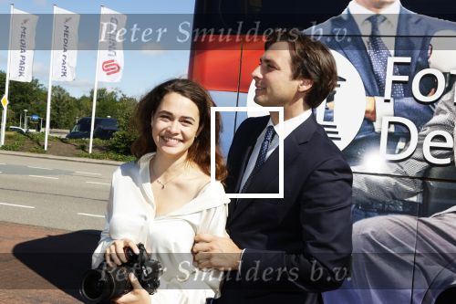 Hilversum Barneveld 13 juni 2020
Thierry Baudet gaat het land in om de krantjes van Forum voor democratie uit te delen. Zijn vriendin Davide legt alles vast met haar camera.