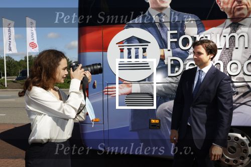 Hilversum Barneveld 13 juni 2020
Thierry Baudet gaat het land in om de krantjes van Forum voor democratie uit te delen. Zijn vriendin Davide legt alles vast met haar camera.