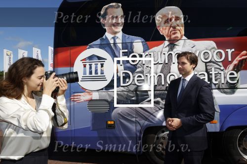 Hilversum Barneveld 13 juni 2020
Thierry Baudet gaat het land in om de krantjes van Forum voor democratie uit te delen. Zijn vriendin Davide legt alles vast met haar camera.