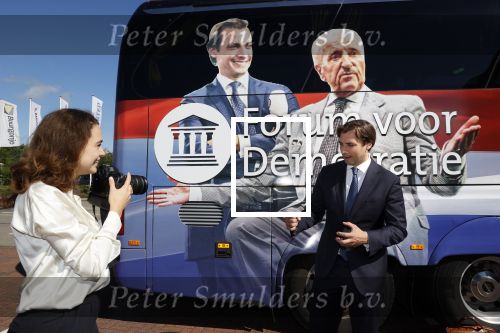 Hilversum Barneveld 13 juni 2020
Thierry Baudet gaat het land in om de krantjes van Forum voor democratie uit te delen. Zijn vriendin Davide legt alles vast met haar camera.