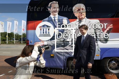 Hilversum Barneveld 13 juni 2020
Thierry Baudet gaat het land in om de krantjes van Forum voor democratie uit te delen. Zijn vriendin Davide legt alles vast met haar camera.