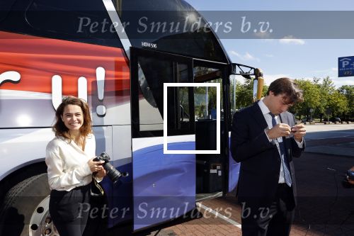 Hilversum Barneveld 13 juni 2020
Thierry Baudet gaat het land in om de krantjes van Forum voor democratie uit te delen. Zijn vriendin Davide legt alles vast met haar camera.
