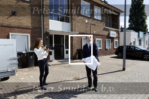 Hilversum Barneveld 13 juni 2020
Thierry Baudet gaat het land in om de krantjes van Forum voor democratie uit te delen. Zijn vriendin Davide legt alles vast met haar camera.