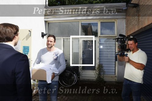 Hilversum Barneveld 13 juni 2020
Thierry Baudet gaat het land in om de krantjes van Forum voor democratie uit te delen. Zijn vriendin Davide legt alles vast met haar camera.
