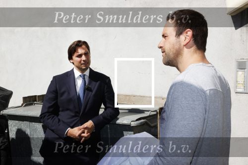 Hilversum Barneveld 13 juni 2020
Thierry Baudet gaat het land in om de krantjes van Forum voor democratie uit te delen. Zijn vriendin Davide legt alles vast met haar camera.