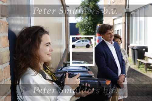 Hilversum Barneveld 13 juni 2020
Thierry Baudet gaat het land in om de krantjes van Forum voor democratie uit te delen. Zijn vriendin Davide legt alles vast met haar camera.