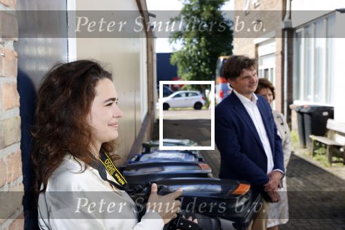 Hilversum Barneveld 13 juni 2020
Thierry Baudet gaat het land in om de krantjes van Forum voor democratie uit te delen. Zijn vriendin Davide legt alles vast met haar camera.