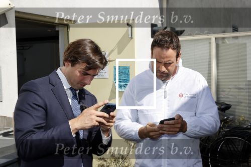 Hilversum Barneveld 13 juni 2020
Thierry Baudet gaat het land in om de krantjes van Forum voor democratie uit te delen. Zijn vriendin Davide legt alles vast met haar camera.