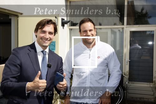 Hilversum Barneveld 13 juni 2020
Thierry Baudet gaat het land in om de krantjes van Forum voor democratie uit te delen. Zijn vriendin Davide legt alles vast met haar camera.