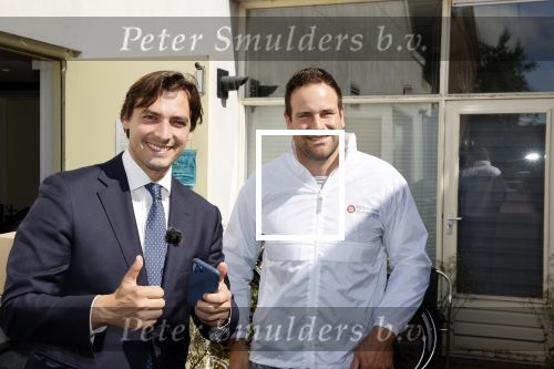 Hilversum Barneveld 13 juni 2020
Thierry Baudet gaat het land in om de krantjes van Forum voor democratie uit te delen. Zijn vriendin Davide legt alles vast met haar camera.