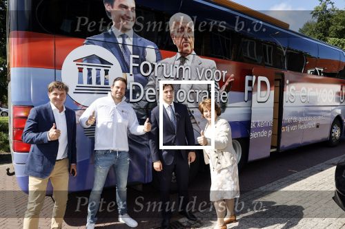 Hilversum Barneveld 13 juni 2020
Thierry Baudet gaat het land in om de krantjes van Forum voor democratie uit te delen. Zijn vriendin Davide legt alles vast met haar camera.