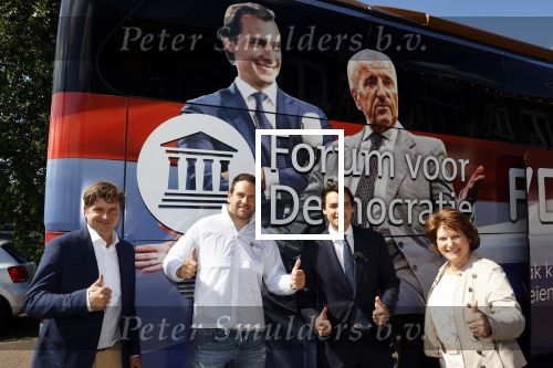 Hilversum Barneveld 13 juni 2020
Thierry Baudet gaat het land in om de krantjes van Forum voor democratie uit te delen. Zijn vriendin Davide legt alles vast met haar camera.