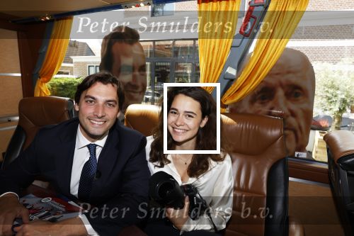 Hilversum Barneveld 13 juni 2020
Thierry Baudet gaat het land in om de krantjes van Forum voor democratie uit te delen. Zijn vriendin Davide legt alles vast met haar camera.