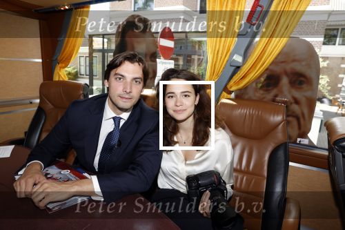 Hilversum Barneveld 13 juni 2020
Thierry Baudet gaat het land in om de krantjes van Forum voor democratie uit te delen. Zijn vriendin Davide legt alles vast met haar camera.