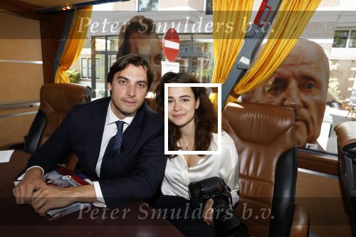 Hilversum Barneveld 13 juni 2020
Thierry Baudet gaat het land in om de krantjes van Forum voor democratie uit te delen. Zijn vriendin Davide legt alles vast met haar camera.